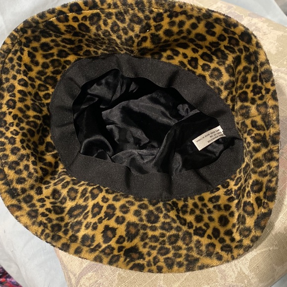 Fuzzy leopard print bucket hat - Picture 4 of 8
